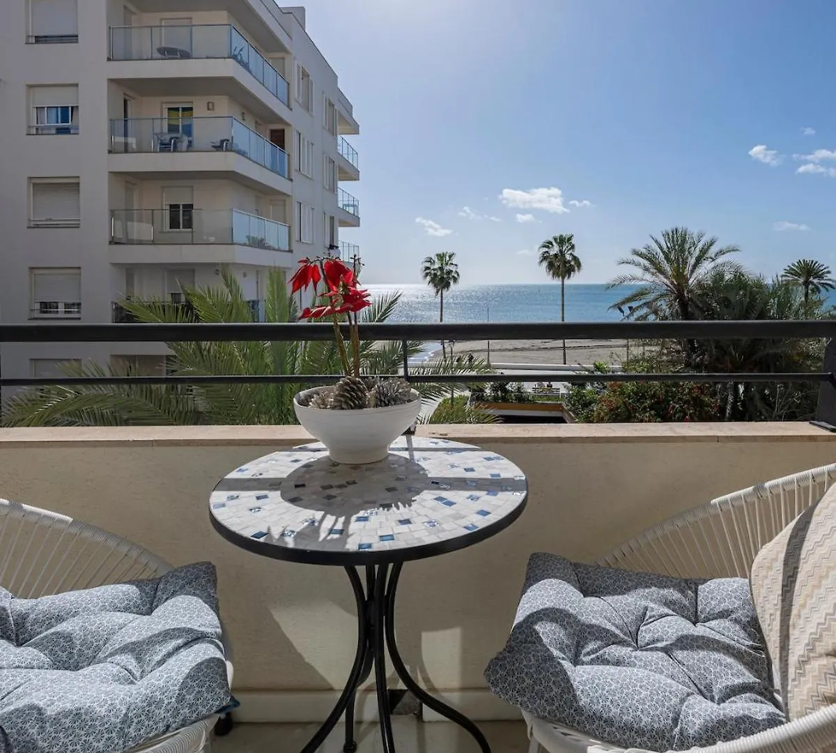 Cozy & Comfy Seaside Retreat In Εστεπόνα Διαμέρισμα